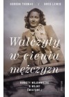 WALCZYLY W CIENIU MEZCZYZN